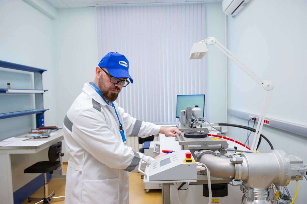 Técnico realizando calibración en laboratorio