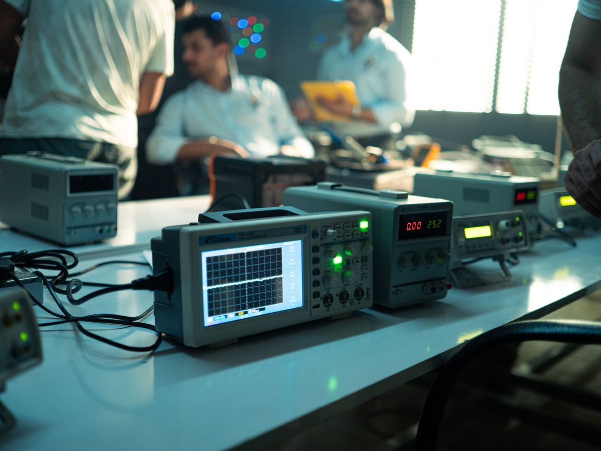 Equipo de trabajo con instrumentos electrónicos de medición